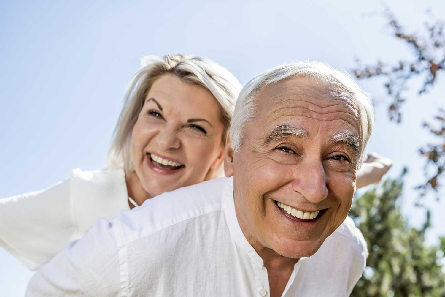 Adultos mayores sonriendo juntos